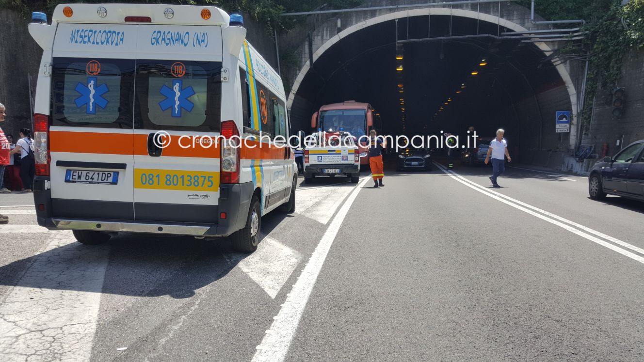 Bus turistico con aria condizionata guasto bloccato nel traffico della Statale Sorrentina: in tre colti da malore