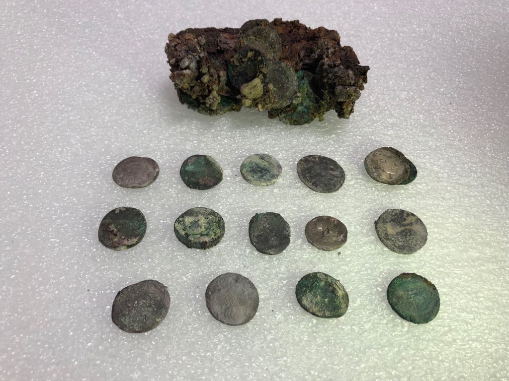 Pompei. 20 denari d’argento e 2 assi in bronzo nella borsetta che il fuggiasco stringeva al petto