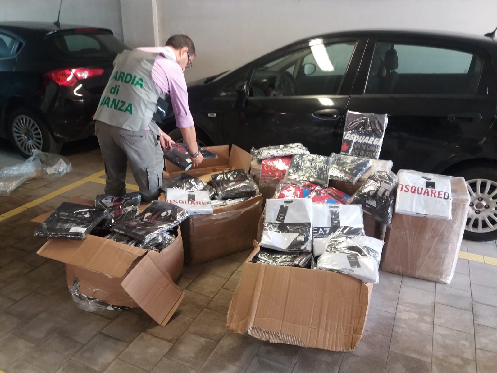 Mille capi di abbigliamento contraffatti sequestrati in un garage a Castel Volturno