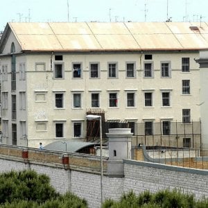 Detenuto tenta la fuga dal carcere di Bari: resta incastrato nel filo spinato