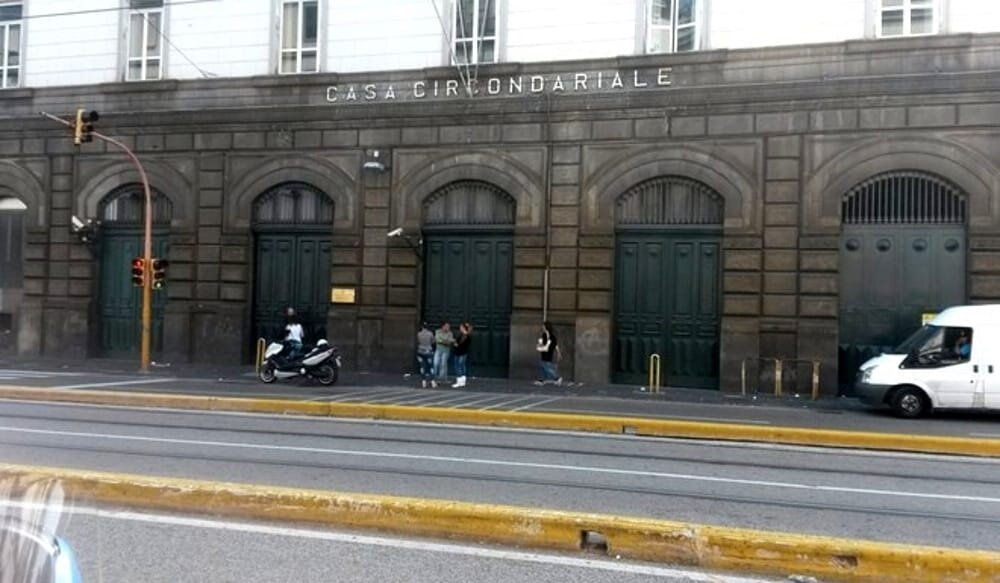 Napoli, contro le aggressioni degli agenti in carcere manifestazione del Sappe a Poggioreale