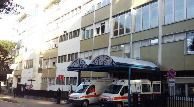 Influenza, il pronto soccorso del Cardarelli preso d’assalto dagli utenti: criticità ‘rossa’ per le barelle