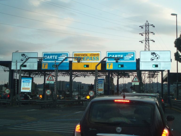 Denunciato il ‘furbetto’ della Tangenziale di Napoli: il 66enne è passato 400 volte senza pagare