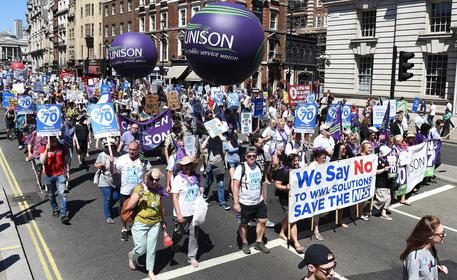 Londra: protesta contro i tagli al servizio sanitario