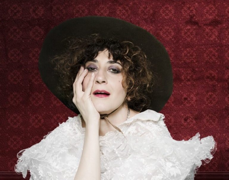 La cantante siciliana Adèl Tirant debutta con ‘Un homme qui me plait comme toi’