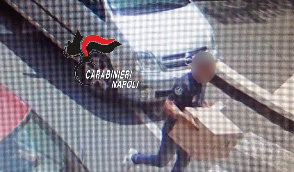 Seguono da Castellammare a Vico Equense un tabaccaio e portano via le sigarette: 2 arresti