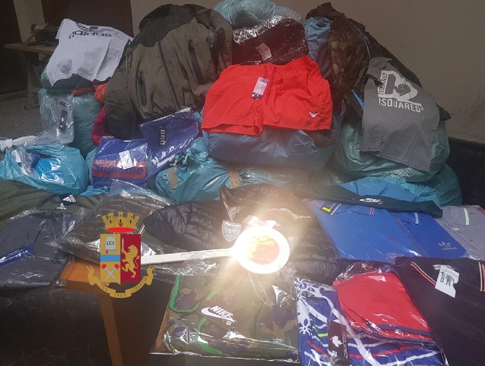 Napoli, i poliziotti scoprono deposito di abbigliamento contraffatto alla Maddalena
