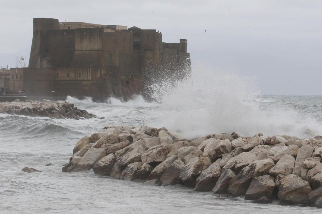 Tempesta colpisce il Golfo di Napoli: Ischia e Procida isolate, sospesi tutti i collegamenti marittimi