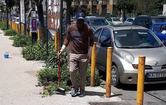 Napoli, nigeriano usa i soldi elle elemosine per pulire una strada a Fuorigrotta