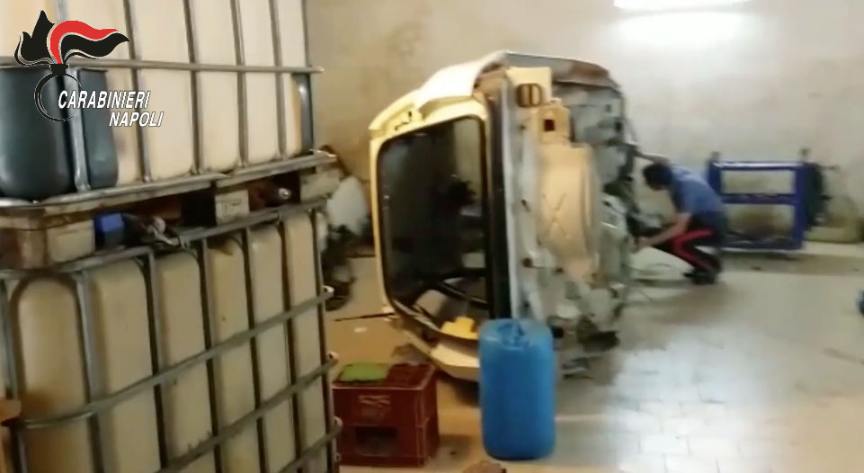 Ottaviano, scoperto centro per riciclaggio auto rubate: arrestati 2 smontatori all’opera. IL VIDEO