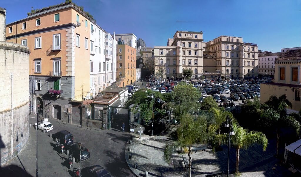Napoli, i tecnici vanno ad eseguire il distacco dell’elettricità: abusivi minacciano di lanciarsi dal palazzo