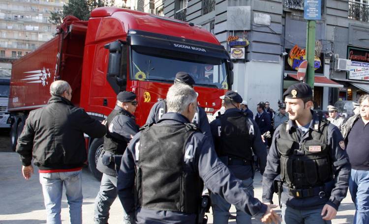 Napoli, la polizia sgombera il Vasto dagli ambulanti abusivi