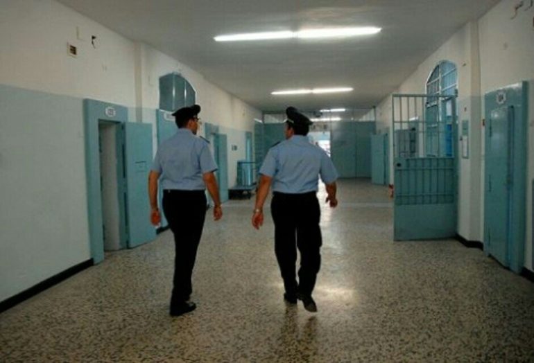 Blitz nel carcere di Ariano Irpino: sequestrata droga e 4 telefonini nelle celle