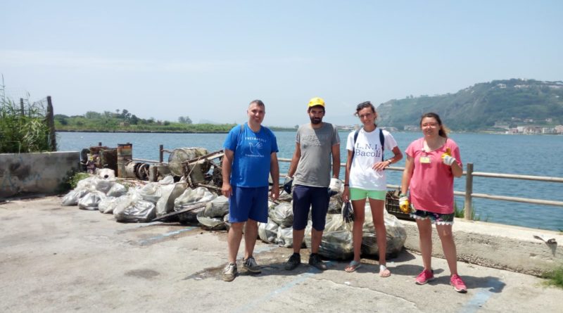 Bacoli, i volontari ripuliscono i fondali del Lago Miseno