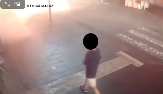 Napoli, la bomba il via Toledo: un ragazzino salvo per miracolo. IL VIDEO