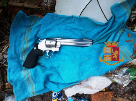 Napoli, revolver ritrovato al rione Pazzigno, il pistolero sfugge alla cattura
