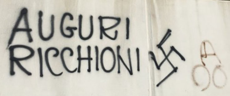 Giugliano, scritte omofobe in piazza Municipio per la celebrazione di una unione civile: I verdi: ‘Cancellarle subito’