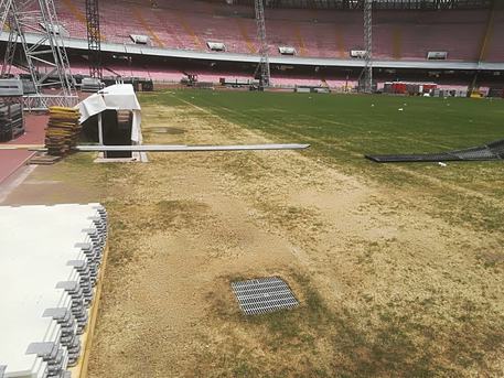 Napoli, danni al terreno dello stadio San Paolo dopo il concertone ‘Pino è’