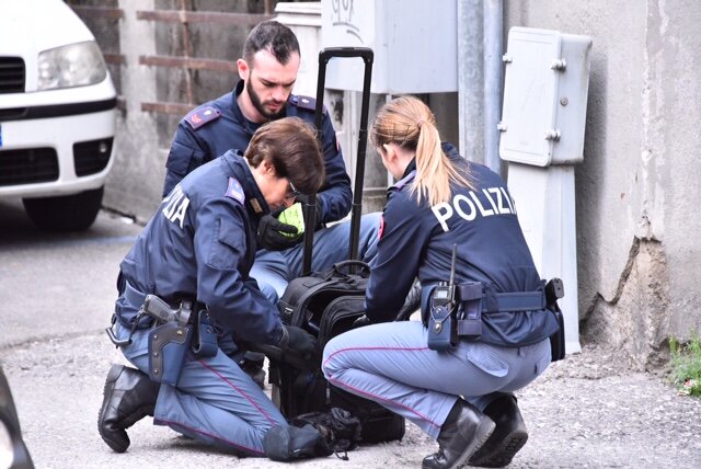 Napoli, rientrato l’allarme bomba in via Stadera: il trolley era vuoto