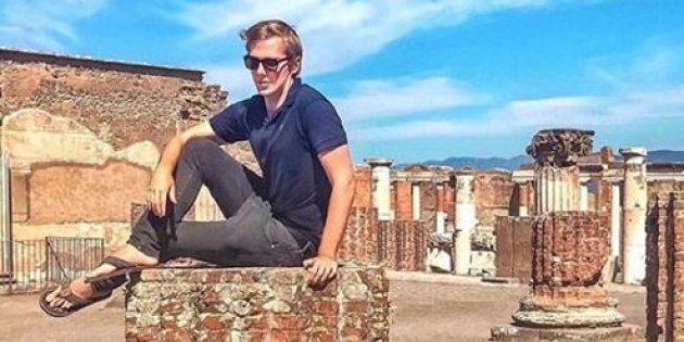 Sdegno social per la foto per turista francese sulla colonna degli Scavi di Pompei