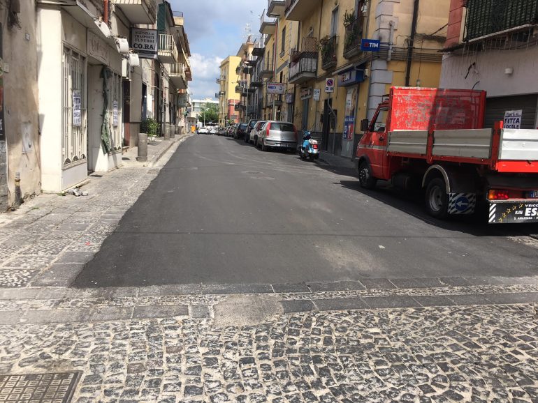 Napoli, rapinano turista al corso Umberto: arrestati due giovani migranti