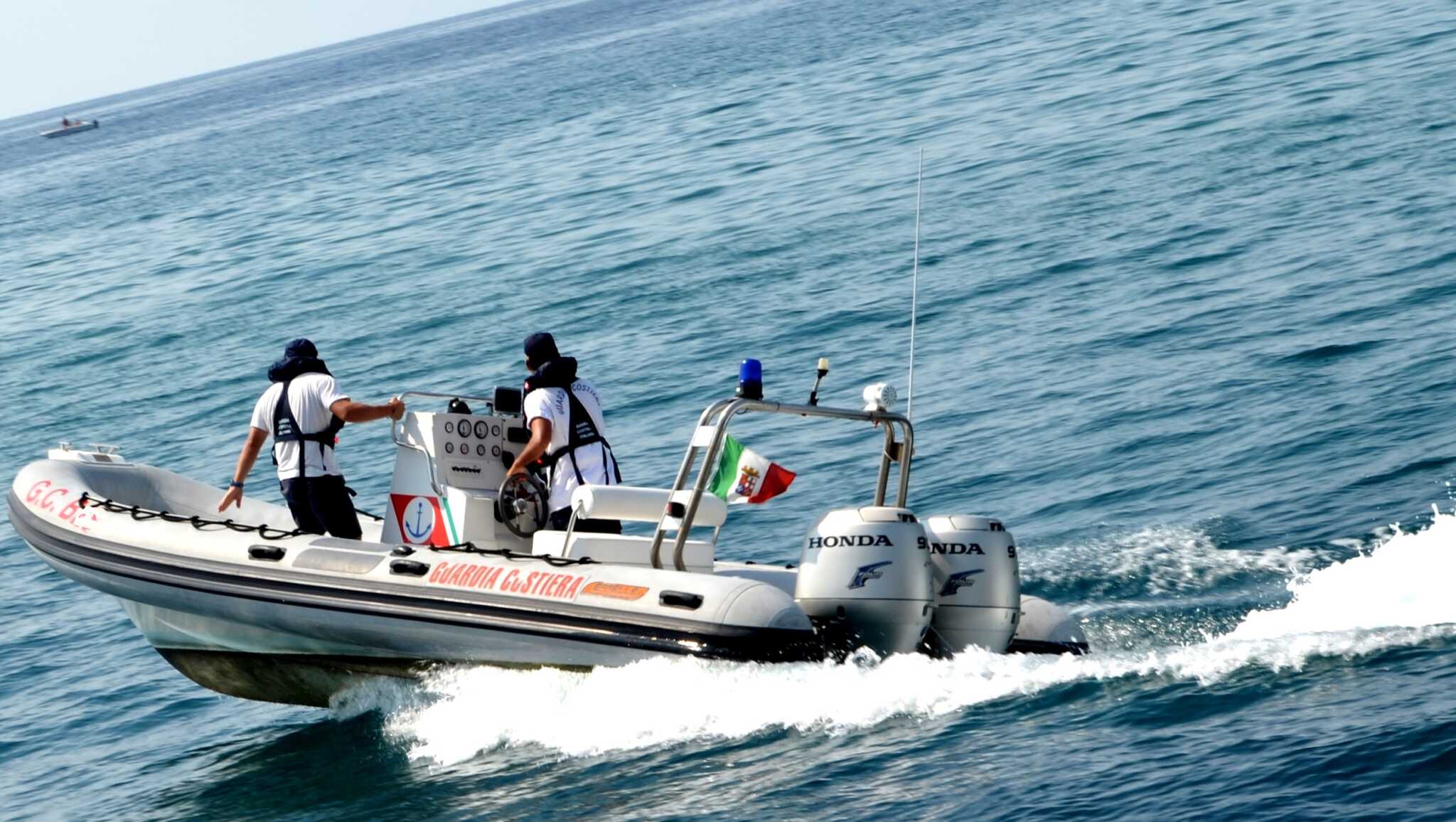 Affonda la barca a largo di Massa Lubrense: 9  in salvo tra cui due bambini