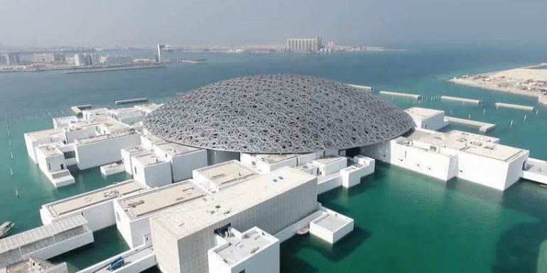 Abu Dhabi e Dubai: oasi, grattacieli, musei, mare cristallino e parchi di divertimento