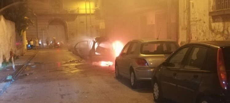 Torre Annunziata, panico nella notte: un’ auto prende fuoco in via Dante