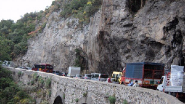 Amalfi, bus turistico investe 16enne: è grave