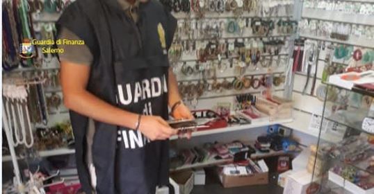 Guardia di Finanza di Salerno sequestra 9mila prodotti non sicuri ad Ascea