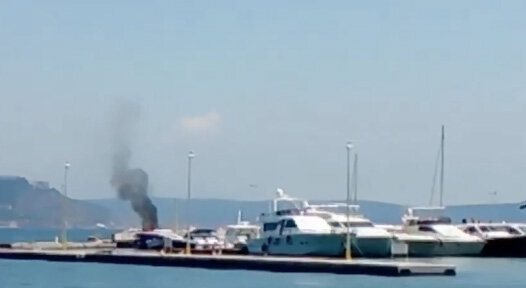 Panico a Bacoli, gommone senza guida si infrange con la barriera del porto e si incendia