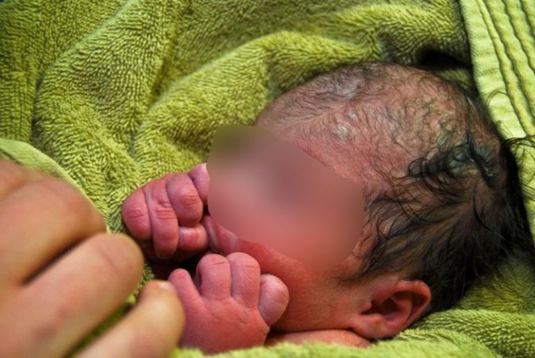 Denunciata la mamma che ha abbonato il figlio neonato per prostituirsi: Si cerca anche il padre naturale