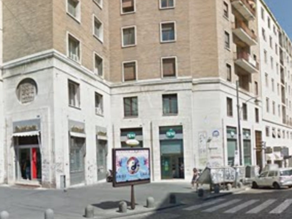 Napoli, banda del buco in azione a piazza Carità: bottino 15 mila euro