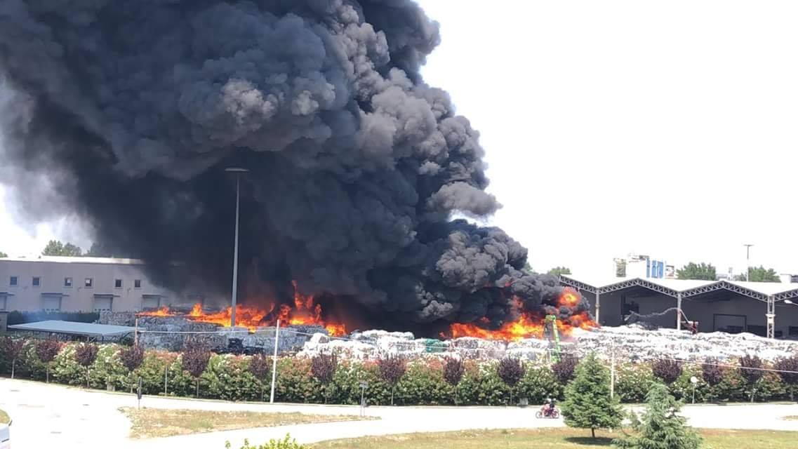 Incendio di Caivano, l’Arpac: ‘Nessun superamento dei valori limite’