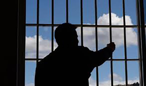 Detenuto tenta di impiccarsi in cella, salvato da un agente penitenziario