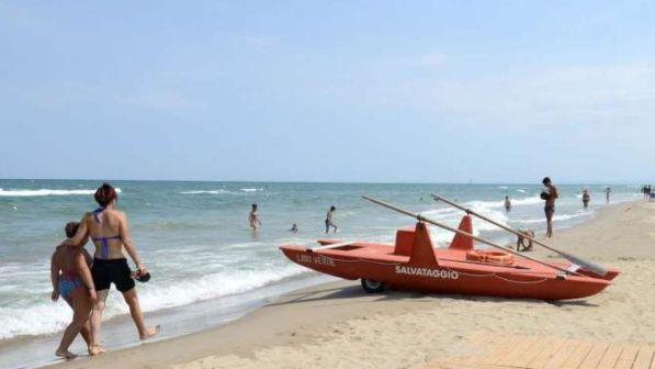 Tragedia del mare: 70enne napoletano annega per salvare la nipotina. A Baia Domizia salvate 10 persone