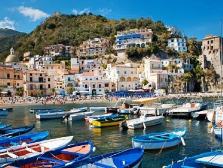 Cetara: 30 indagati per i box abusivi sul porto