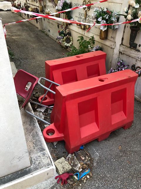 Napoli, spazzatura e degrado nel cimitero di Fuorigrotta. I cittadini: ‘Ora basta’