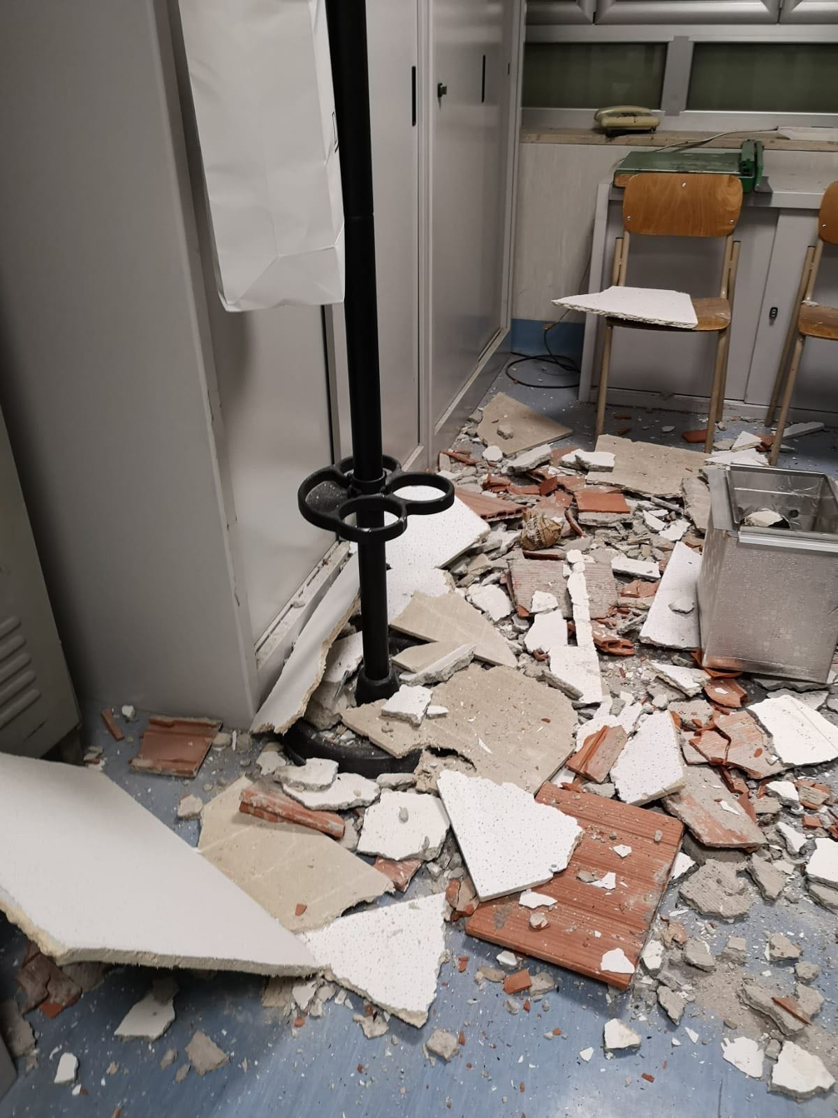 Castellammare, crolla il soffitto nell’archivio dell’ospedale San Leonardo: tragedia sfiorata