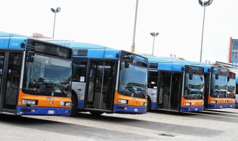 Ctp: autisti salgono sul tetto per protesta fermando i depositi di Arzano, Teverola e Pozzuoli