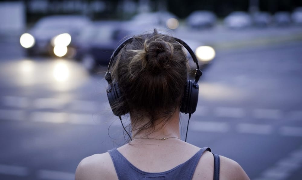 Attraversa la strada con le cuffiette ascoltando musica: 21enne travolta e uccisa