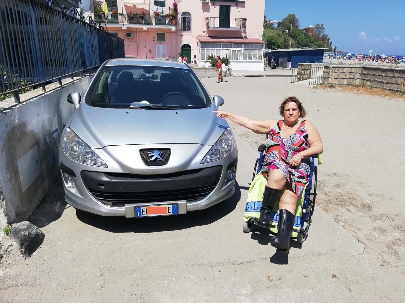 Vergogna a Ischia, disabile va al mare: multata e insultata nonostante l’evidente handicap