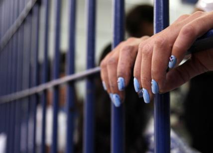 Detenuta prende a morsi agenti in carcere