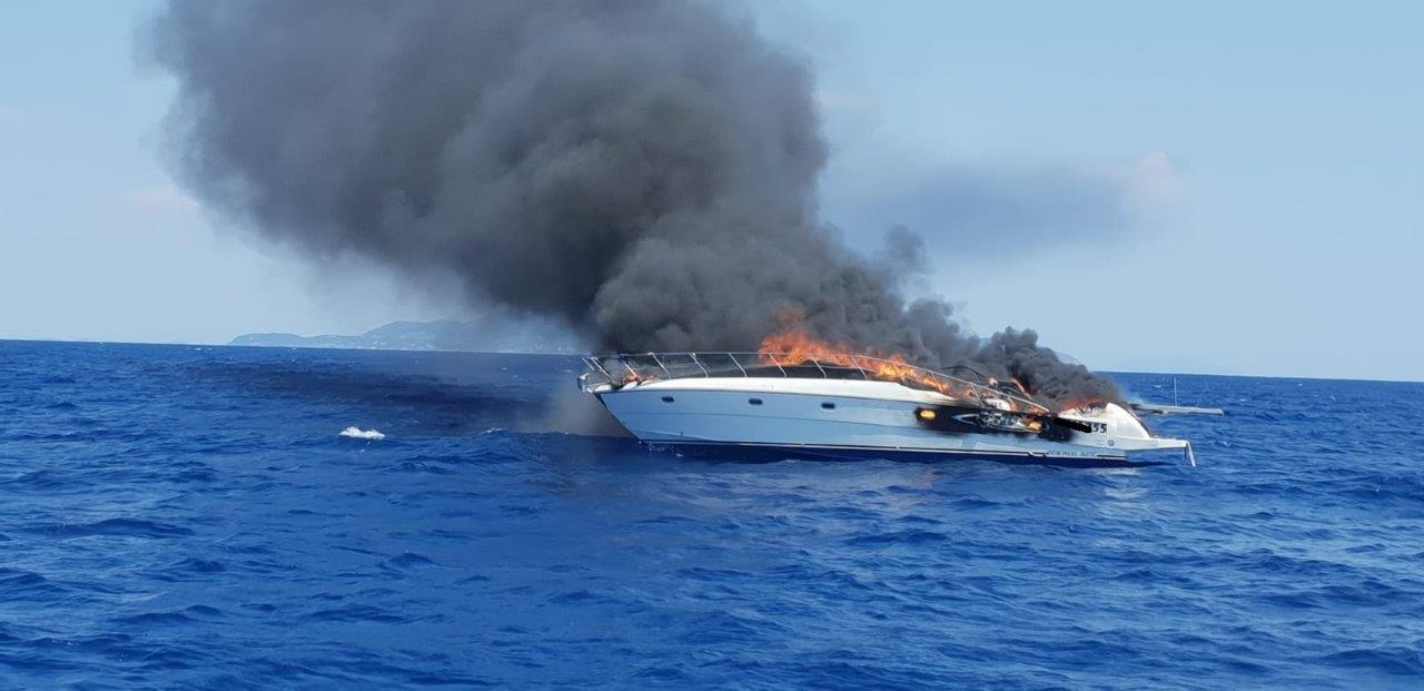 Ischia, la guardia costiera salva 3 bimbi alla deriva e i diportisti di una barca in fiamme. LE FOTO