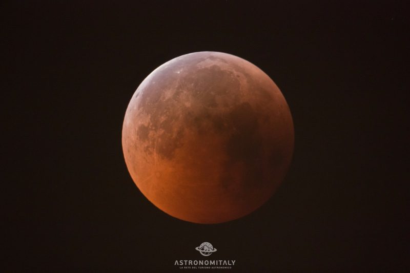 Eclisse con Super Luna rossa, lunedì 21 all’alba