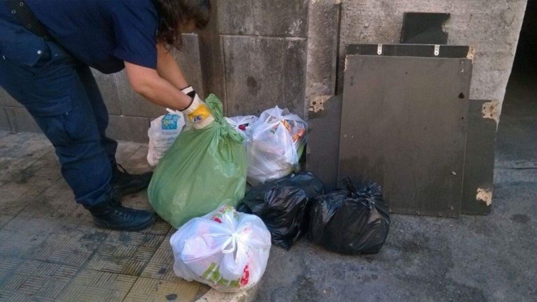 Sarno, abbandona i rifiuti dove capita. Identificato il responsabile, titolare di una pizzeria