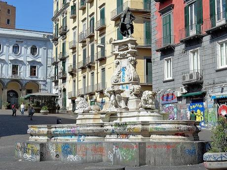 Napoli, nuova recinzione per la fontana di Monteoliveto