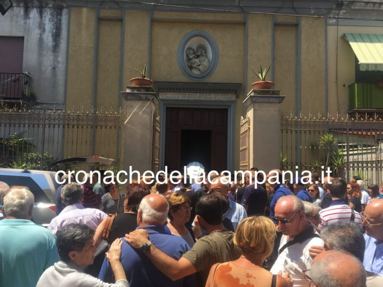 Castellammare, lacrime e commozione ai funerali di Nicola De Martino, morto nell’incidente in via Acton