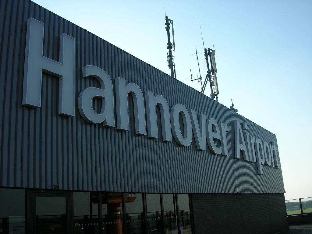 Troppo caldo: chiuso l’aeroporto di Hannover, danni alla pista