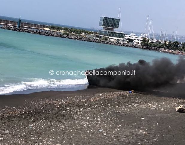 Castellammare, paura a largo di Marina di Stabia: prende fuoco imbarcazione